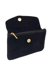 Pochette en suède noir avec une fermeture éclair dorée et un bouton-pression. Présente une forme rectangulaire simple et une texture douce.