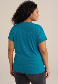WE Fashion CURVE - Pamata T-krekls - green blue