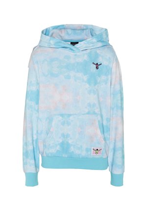 Hellblauer und rosa Batik-Hoodie mit Fronttasche, gerippten Bündchen und Saum, kleiner gestickter Figur auf der Brust und einem kleinen Aufnäher in der Nähe der Tasche.