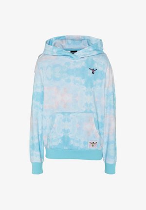Hellblauer und rosa Batik-Hoodie mit Fronttasche, gerippten Bündchen und Saum, kleiner gestickter Figur auf der Brust und einem kleinen Aufnäher in der Nähe der Tasche.