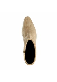 Beige Wildleder-Ankle-Boot mit spitzer Zehe, seitlichem Reißverschluss und glatter Textur. Das Innenfutter ist schwarz, und die Form ist schlank und enganliegend.