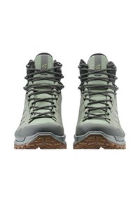Grüne Wanderschuhe mit einem strapazierfähigen Textil-Obermaterial, einer Gummizehenkappe und einer rutschfesten Sohle. Sie verfügen über schwarze Schnürsenkel und gelbe Sprenkel auf den Schnürsenkeln.
