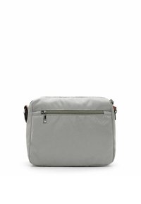 Šedá nylonová křížová taška s přední kapsou na zip, obdélníkový tvar a nastavitelný popruh. Má hladkou texturu a minimalistický design.