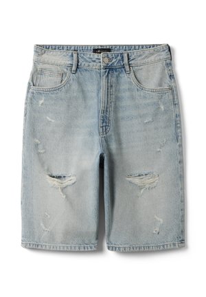 Shorts de mezclilla azul claro desgastados con bolsillos frontales, presillas para cinturón, cierre de botón y desgarros desflecados en ambas piernas.