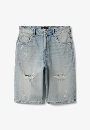 Hellblaue, lässig verlebte Jeansshorts mit Fronttaschen, Gürtelschlaufen, Knopfverschluss und ausgefransten Rissen an beiden Beinen.