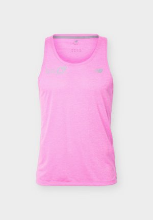 Maiou sportiv fără mâneci, de culoare roz aprins, cu logo-urile reflectorizante "tcs NYC" și New Balance pe piept, afișat pe un fundal simplu.