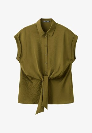 Krátka blúzka olivovo zelenej farby s gombíkmi vpredu, rozšíreným golierom a viazačkou z látky v páse.
