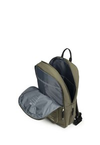 Sac à dos vert olive avec un compartiment principal spacieux, doublure intérieure grise, plusieurs poches et fermeture éclair lisse. Dos plat et rembourré.