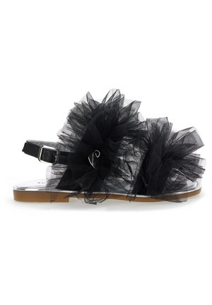 Schwarze Sandale mit großen Tüllblumenakzenten, metallisch schimmerndem Fußbett und verstellbarem Knöchelriemen. Strukturierte Sohle für besseren Halt.