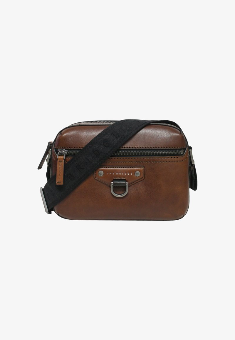 Borsa a tracolla rettangolare in pelle marrone con tracolla nera regolabile, tasca anteriore con zip, fibbia in metallo e placca con il logo "THE BRIDGE".