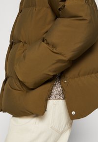 Esprit Chaqueta de plumas - khaki