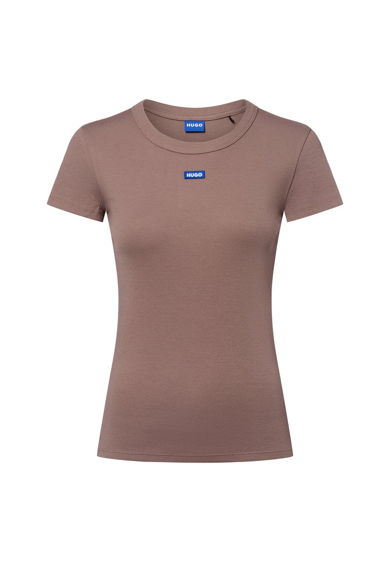Brązowa, prążkowana, krótko rękawowa koszulka z okrągłym dekoltem i niebieską naszywką z logo "HUGO" z przodu.