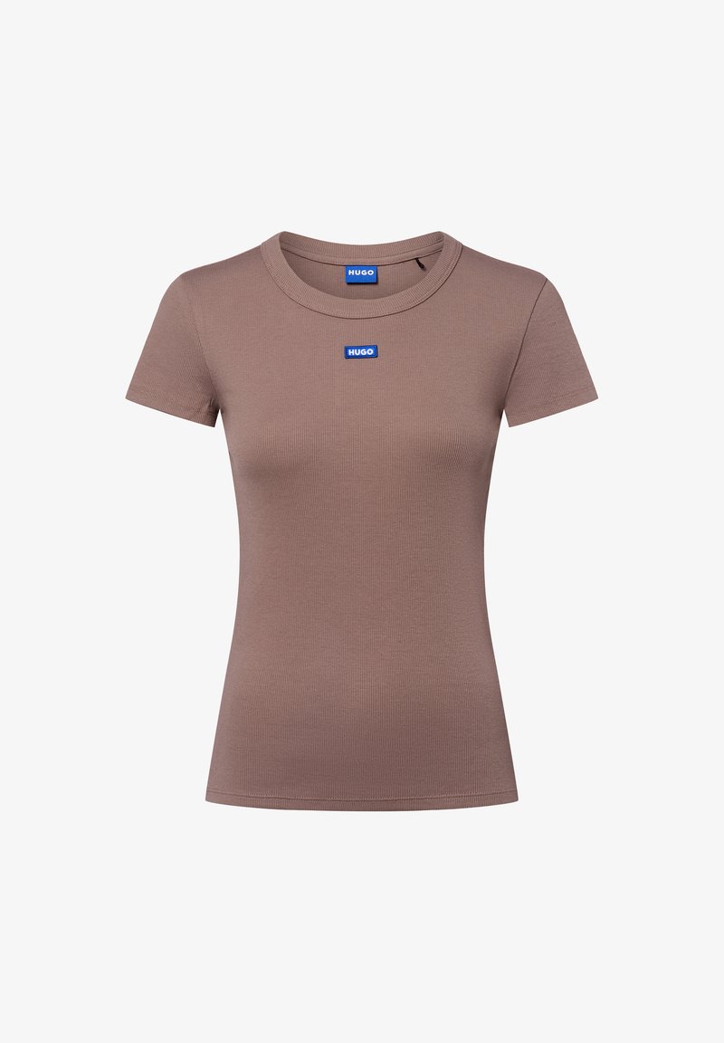 Brązowa, prążkowana, krótko rękawowa koszulka z okrągłym dekoltem i niebieską naszywką z logo "HUGO" z przodu.