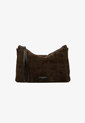 Borsa a spalla in suede marrone con motivo trapuntato, chiusura con zip e tracolla piatta. Presenta un'etichetta del marchio sul davanti.