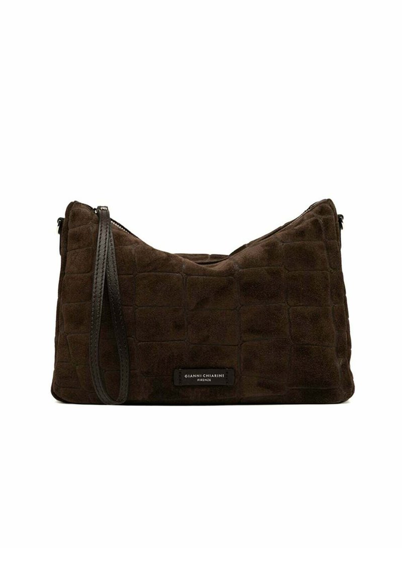 Borsa a spalla in suede marrone con motivo trapuntato, chiusura con zip e tracolla piatta. Presenta un'etichetta del marchio sul davanti.