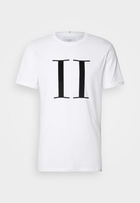 Camiseta blanca de algodón con un gráfico negro "II" impreso en el centro. Manga corta y diseño clásico de cuello redondo.