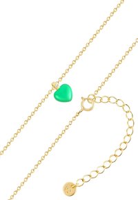 Zelta ķēdes kaklarota ar zaļu sirds formas piekariņu, kas rotāts ar mazu dimantu, izstrādāta ar tekstūrētām saitēm un omā kagevīpu.