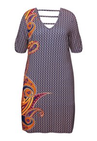 Vestido de manga corta en azul marino con un estampado de paisley en naranja, rojo y amarillo; cuenta con un escote en V y detalle de tirantes en la parte posterior.