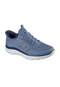 Zapatilla deportiva de malla azul claro con suela blanca, que cuenta con un sistema de cordones y parte superior texturizada para transpirabilidad y comodidad.