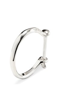 Pendiente de aro abierto plateado brillante con forma redonda irregular y suave y cierre de poste recto.