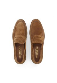 Braune Wildlederslipper mit abgerundetem Zeh und einem Riemen-Detail. Sie verfügen über ein glattes Innere und ein geprägtes Logo der Marke auf der Innensohle.