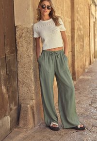 Next TEXTURED WIDE LEG - Auduma bikses - khaki green