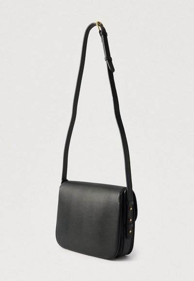 Μαύρη δερμάτινη τσάντα χιαστί με δομημένο σχεδιασμό, επίπεδο ορθογώνιο σχήμα, υφασμένη επιφάνεια και ρυθμιζόμενο λουρί με χρυσές μεταλλικές λεπτομέρειες.