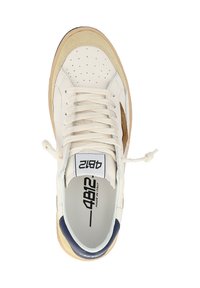 Sneaker in pelle bianca con accenti beige, punta perforata, lacci piatti, logo sulla linguetta e dettaglio sul tallone in contrasto navy.