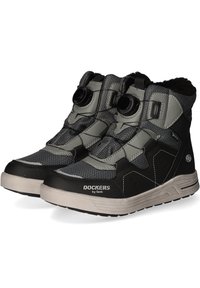 Schwarze und graue High-Top-Stiefel aus strukturiertem Stoff, mit Gummisohlen, einem einzigartigen Verschlusssystem und Logo-Details an der Seite.