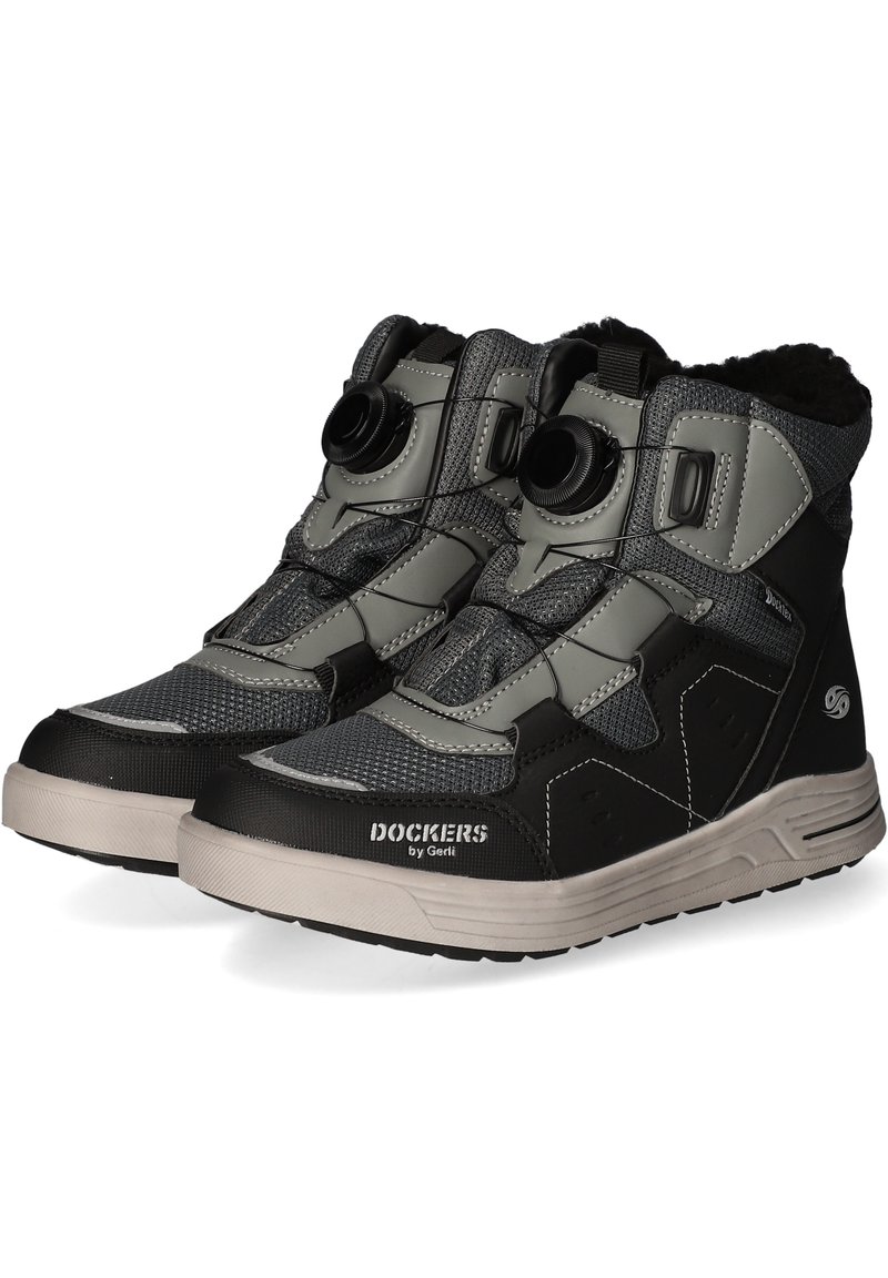 Schwarze und graue High-Top-Stiefel aus strukturiertem Stoff, mit Gummisohlen, einem einzigartigen Verschlusssystem und Logo-Details an der Seite.