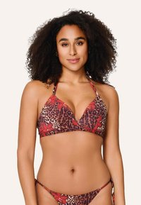 Bikini triangular en marrón con estampado de leopardo y acentos florales rojos. Presenta tirantes finos y un escote pronunciado.