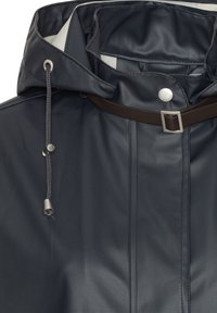 Granatowy kaptur płaszcza przeciwdeszczowego z regulowanym ściągaczem, srebrnym zatrzaskiem i brązowym skórzanym paskiem z kwadratową klamrą.