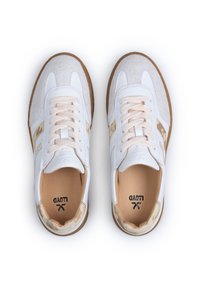 Weiße Sneakers mit Wildledereinsätzen, beigen Details und einer Gummisohle. Schnürdesign mit strukturierten Oberflächen und einem gepolsterten Innenraum.