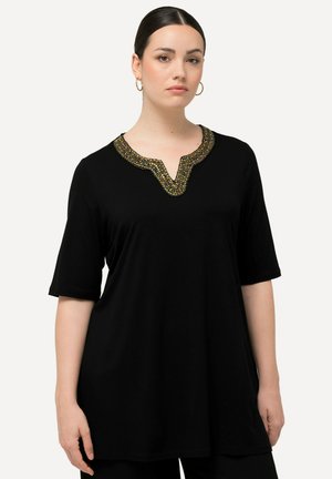 Tunique noire à manches courtes, dotée d'un col en V orné de décorations en perles colorées le long de l'encolure.