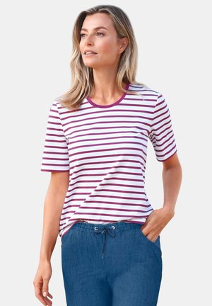 T-shirt a righe con strisce orizzontali bianche e viola, girocollo, maniche corte; abbinato a pantaloni blu casual.