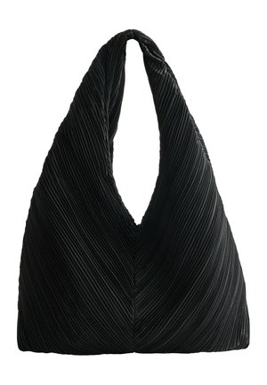 Sac fourre-tout triangulaire noir avec texture plissée diagonale et ouverture large pour la poignée.