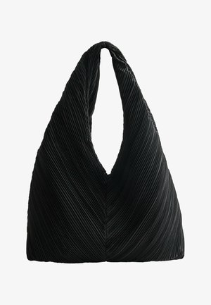 Sac fourre-tout triangulaire noir avec texture plissée diagonale et ouverture large pour la poignée.