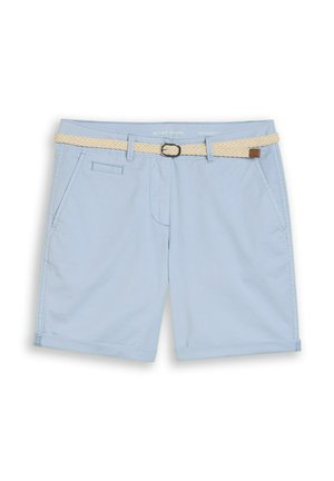 Lichtblauwe knielange shorts met zijzakken en een geweven beige riem door de riemlussen geregen.