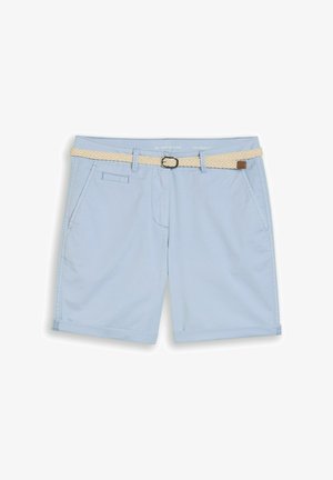 Lichtblauwe knielange shorts met zijzakken en een geweven beige riem door de riemlussen geregen.