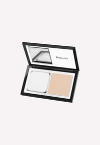 Cofanetto per cipria compatta di colore nero con specchio. Contiene un applicatore bianco e cipria beige chiaro in un compartimento quadrato. Dettagli argentati.