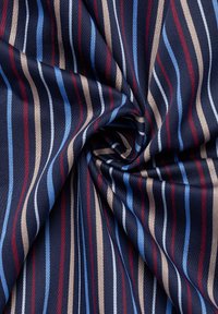Tessuto navy con righe verticali alternate in azzurro chiaro, blu scuro, beige e borgogna. Texture liscia con una leggera lucentezza.