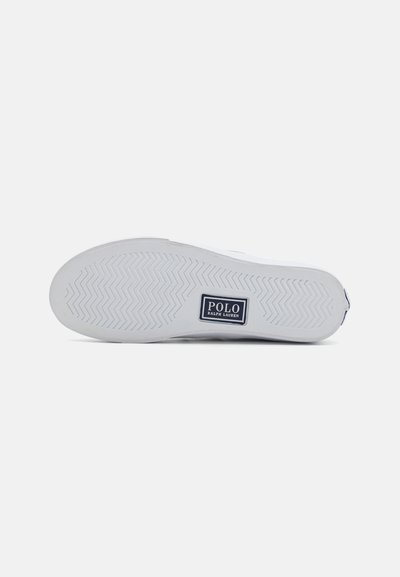 Fehér sneaker talp, halszálka mintázattal és a Polo Ralph Lauren logójának foltja középen a talpon.