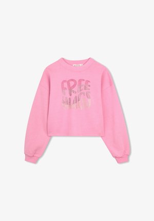Sweatshirt rose court à manches longues, avec le texte argenté "FREE HUGS" en police audacieuse et ludique sur le devant. Texture de tissu doux.