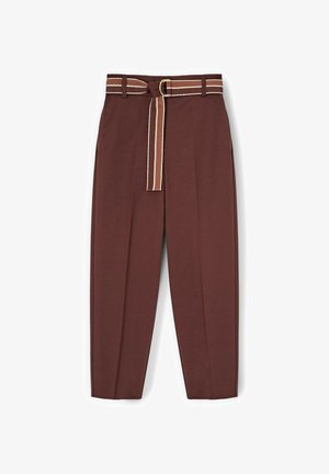 Hnědé kalhoty s vysokým pasem, předními sklady a pásem z pruhované látky se stříbrnou sponou ve tvaru D.