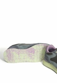 Zapatillas de ante gris con acentos gris oscuro, forro morado y suela verde texturizada con un estampado de mapa.