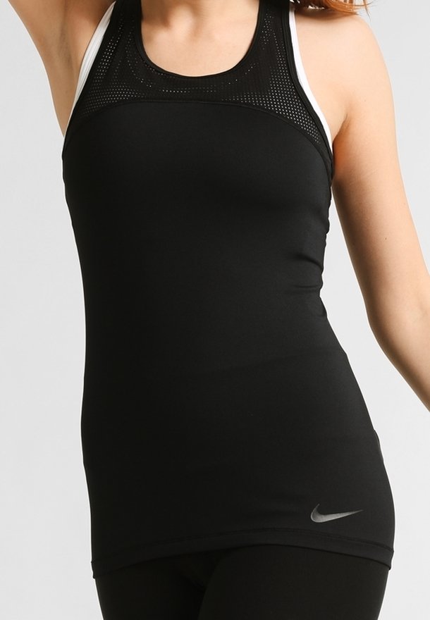 Débardeur de sport noir avec un design en mesh au niveau du col, présentant une coupe ajustée et un petit logo Nike argenté en bas à l'avant.