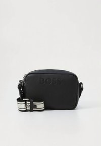 Μαύρη δερμάτινη τσάντα ώμου με ανάγλυφο λογότυπο "BOSS", κλείσιμο με φερμουάρ και αποσπώμενο ριγέ λουρί με μαύρες και λευκές αποχρώσεις.