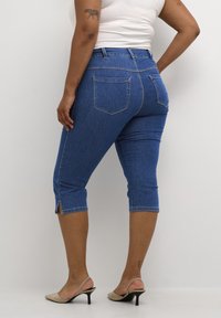 Kaffe Curve VICKA MIE CAPRI - Džínové kraťasy - medium blue washed denim