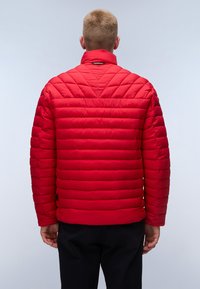 Rød dunjakke med en quiltet mønster, der har en høj krave og lange ærmer, lavet af skinnende, isoleret materiale. Bagfra synlig.