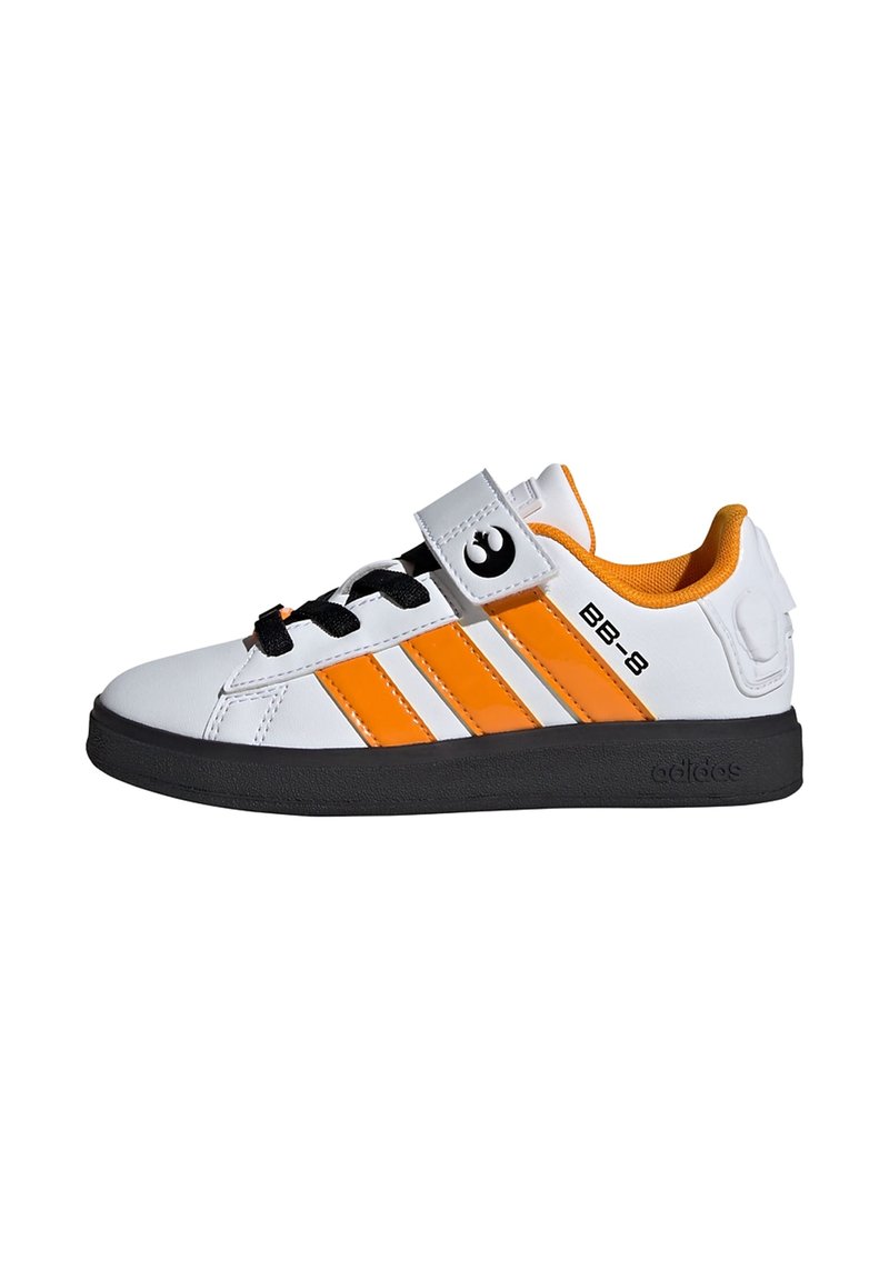 Baskets blanches et orange avec une semelle noire, présentant trois rayures orange, des lacets noirs et une sangle Velcro. Détail de BB-8 sur le côté.